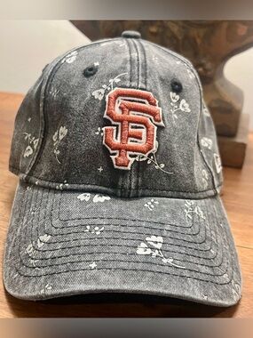 Official MLB women’s SF Giants ⚾️ faded black & white Floral Cap, bright SF logo